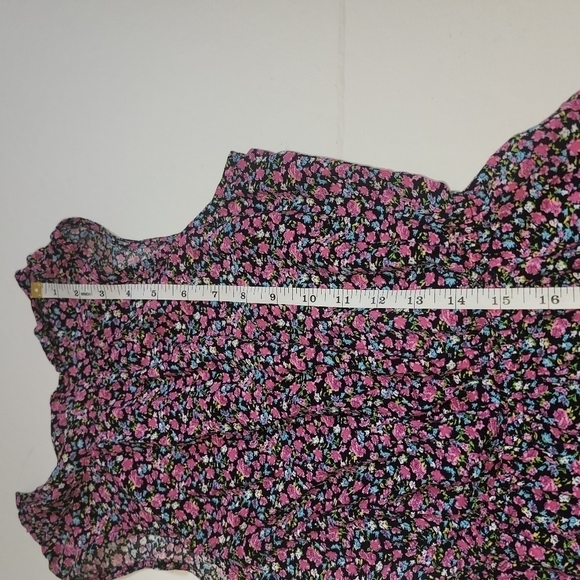 Forever 21 small Jumper shorts outfit. Romper  Black with floral. - Picture 9 of 11